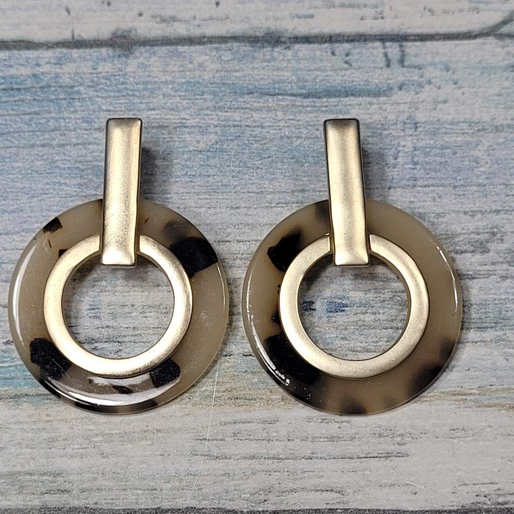 Resin Matte Gold Hoop Dangle Earrings. - Picture 2 of 6